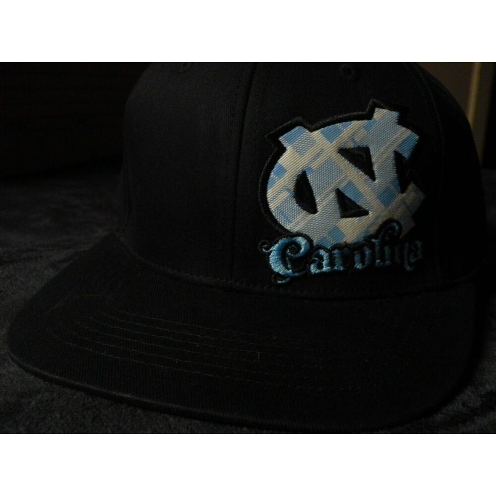 Top of the World UNC Tar Heels One-Fit Black Plaid Logo Fitted Hat Cap – M/L